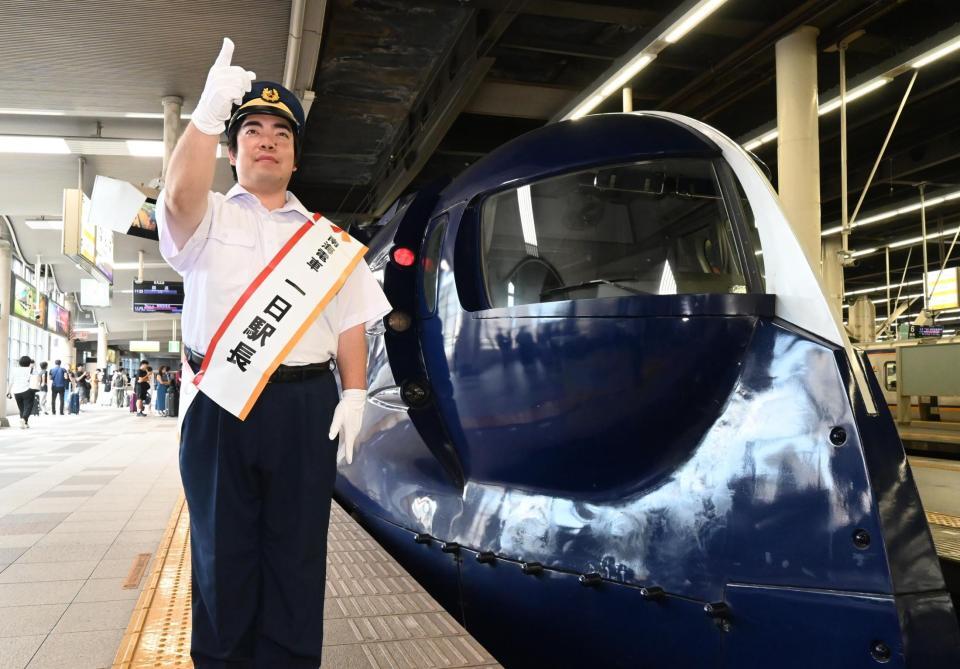 　空港特急「ラピート」と並んでポーズを決める徳永ゆうき（撮影・高部洋祐）