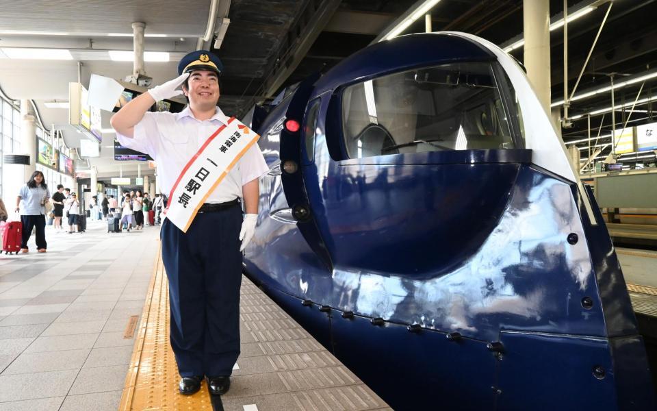 　空港特急「ラピート」と並んでポーズを決める徳永ゆうき（撮影・高部洋祐）