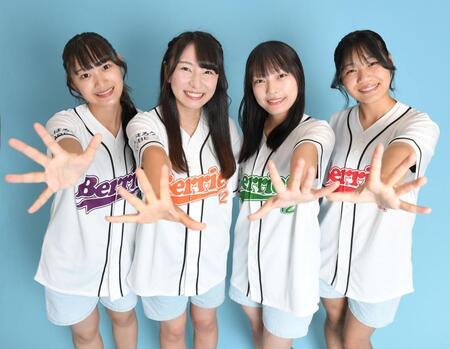　ＫＯＢｅｒｒｉｅＳ♪の（左から）村田せれな、森島みなみ、曽谷蘭、深田あゆみ（撮影・出月俊成）