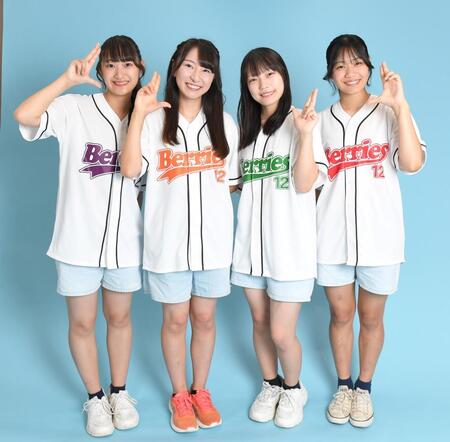 　ＫＯＢｅｒｒｉｅＳ♪の（左から）村田せれな、森島みなみ、曽谷蘭、深田あゆみ（撮影・出月俊成）