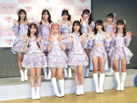 　会見に出席した＝ＬＯＶＥの（前列左から）大谷映美里、齋藤樹愛羅、佐々木舞香、野口衣織、高松瞳、（後列同）瀧脇笙古、諸橋沙夏、大場花菜、音嶋莉沙、山本杏奈