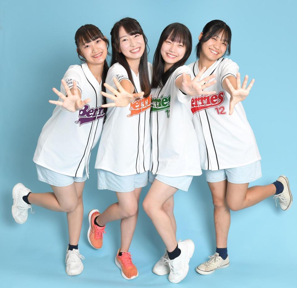 　ＫＯＢｅｒｒｉｅＳ♪の（左から）村田せれな、森島みなみ、曽谷蘭、深田あゆみ（撮影・出月俊成）