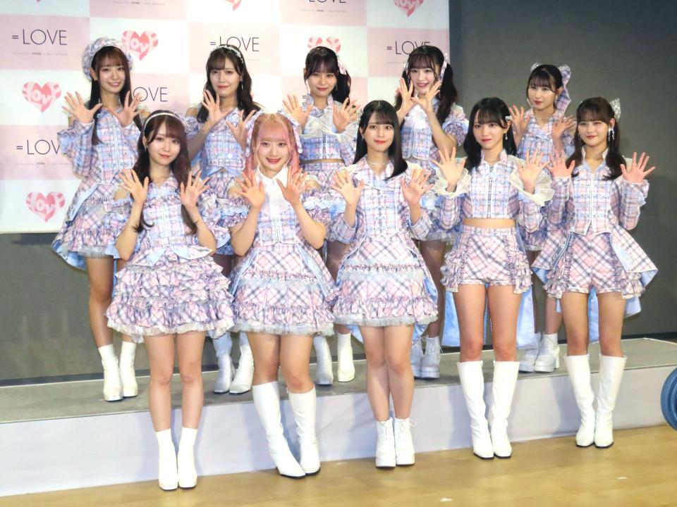 　会見に出席した＝ＬＯＶＥの（前列左から）大谷映美里、齋藤樹愛羅、佐々木舞香、野口衣織、高松瞳、（後列同）瀧脇笙古、諸橋沙夏、大場花菜、音嶋莉沙、山本杏奈