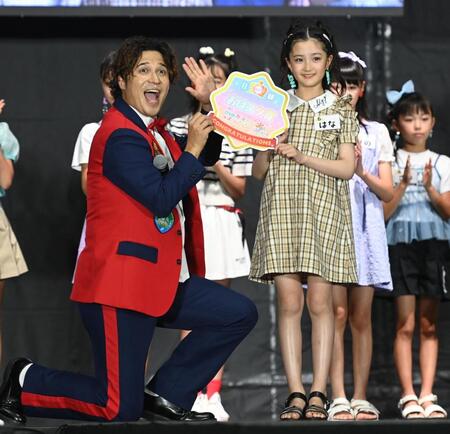 　おはスタ賞に輝き木村昴（左）に祝福されるはなさん（撮影・園田高夫）