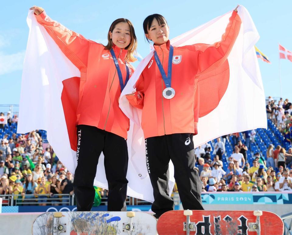 　スケートボード・女子ストリート金メダルの吉沢恋選手（左）と銀メダルの赤間凛音選手＝７月２８日