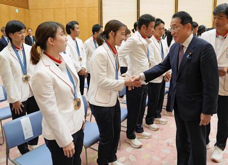 　パリ五輪の日本選手団メダリストらと握手を交わす岸田首相（右手前）＝13日、首相官邸