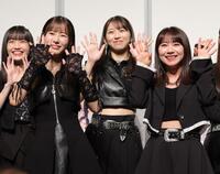 　並んで手を振る（左から）山﨑愛生、生田衣梨奈、牧野真莉愛。石田亜佑美（撮影・西岡正）