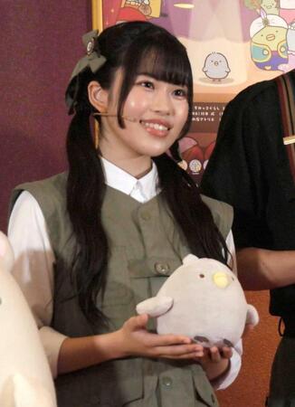 　すみっコぐらしの「ひよこ？」を手に撮影に応じた川島夕空