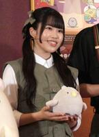 　すみっコぐらしの「ひよこ？」を手に撮影に応じた川島夕空