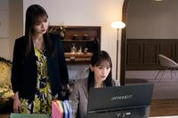 　「嗤う淑女」第４話の内田理央（左）と松井玲奈