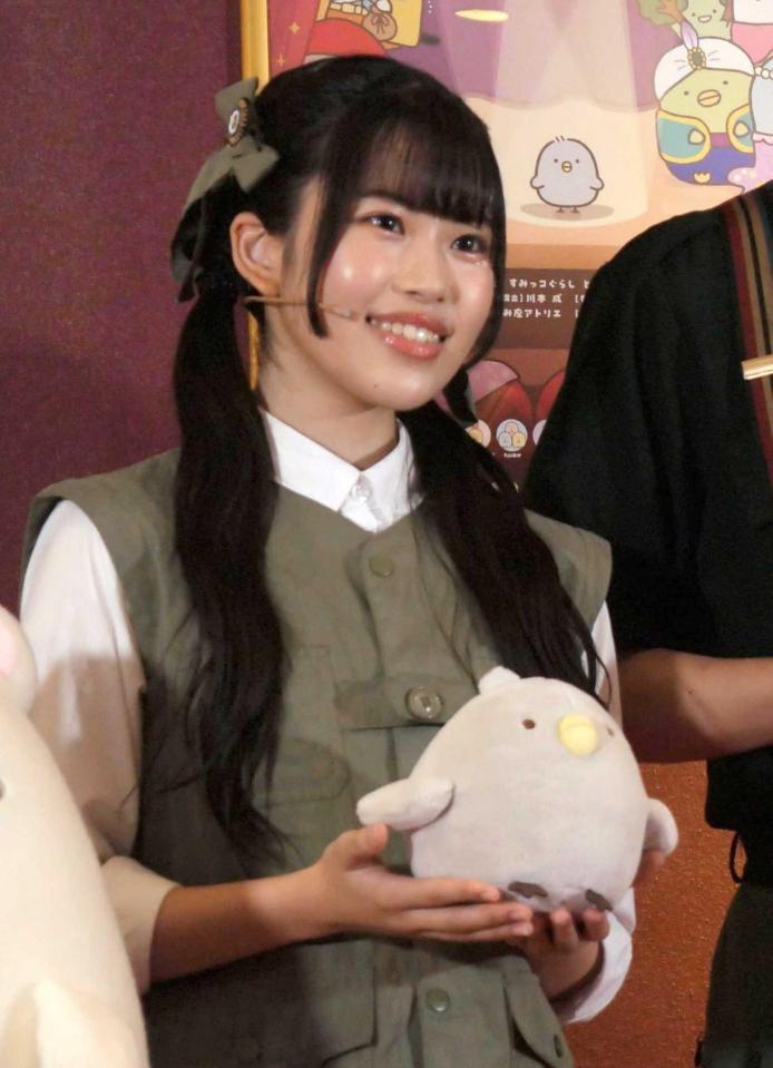 　すみっコぐらしの「ひよこ？」を手に撮影に応じた川島夕空