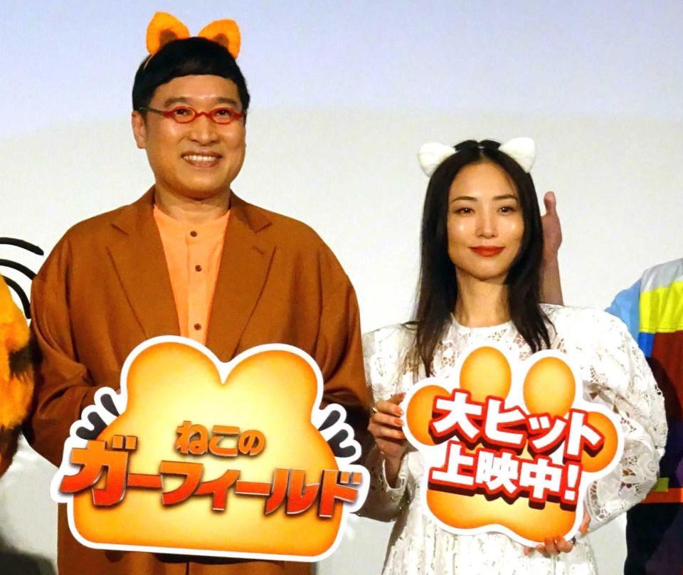 　「ねこのガーフィールド」をＰＲする山里亮太（左）、ＭＥＧＵＭＩ