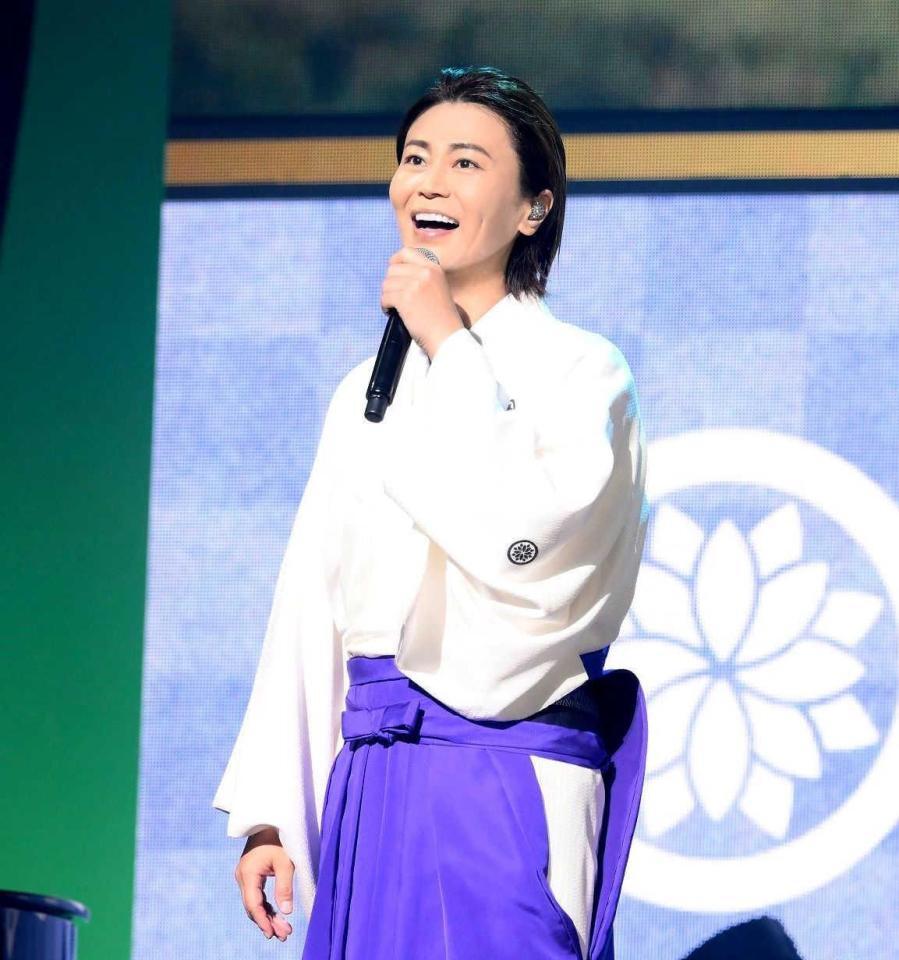 　紋付はかまで歌唱を繰り広げる氷川きよし（撮影・高田真希子）