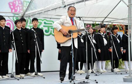 　イベントで歌唱する高石ともやさん＝２０１５年１１月