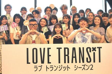 　大学生と記念撮影する（前列左から）指原莉乃、川島明、長谷川忍