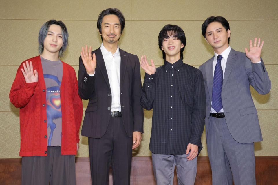 　笑顔で手を振る（左から）吉田仁人、眞島秀和、森愁斗、瀬戸利樹（撮影・西岡正）