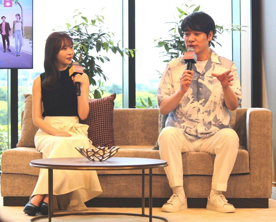 イベントでトークする指原莉乃（左）と麒麟の川島明