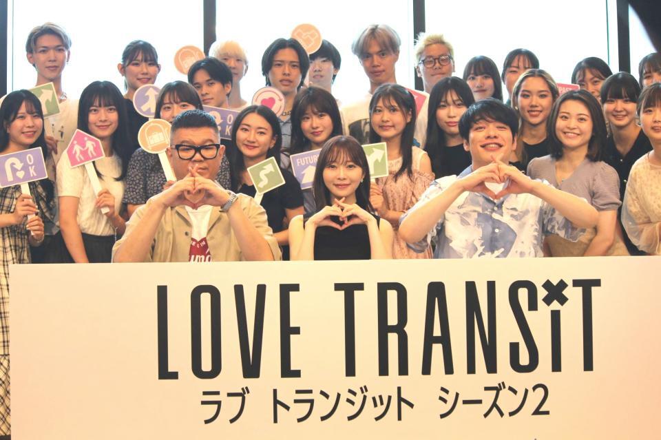 　大学生と記念撮影する（前列左から）指原莉乃、川島明、長谷川忍