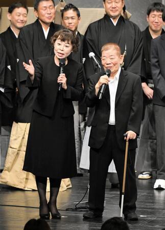 　桂ざこばさんお別れの会に参列し、桂ざこばさんとの思い出を語るなるみ（左）と池乃めだか（右）＝撮影・今井雅貴