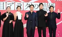 　笑顔で手を振る（左から）丸山礼、黒島結菜、柳楽優弥、中川大志、市村正親（撮影・棚橋慶太）