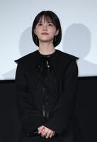 　初日舞台あいさつに登場した志田彩良