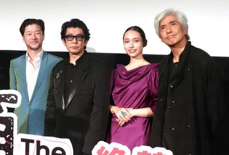 　映画「箱男」公開記念舞台あいさつに登場した（左から）浅野忠信、永瀬正敏、白本彩奈、佐藤浩市