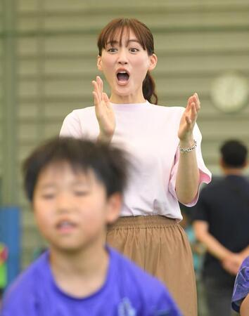 　子どもたちのプレーに拍手を送る綾瀬はるか（撮影・高部洋祐）