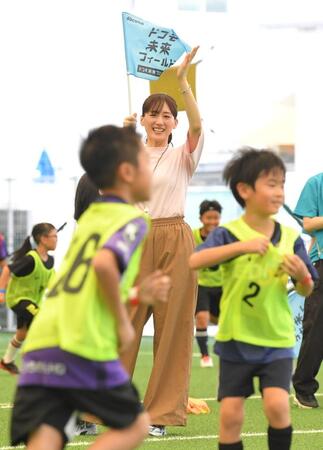 　奮闘する子どもたちを応援する綾瀬はるか（撮影・高部洋祐）