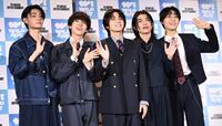 　手を振るＷＩＬＤ　ＢＬＵＥ（左から）鈴陽向、池田優斗、山下幸輝、宮武颯、鈴川直弥（撮影・棚橋慶太）