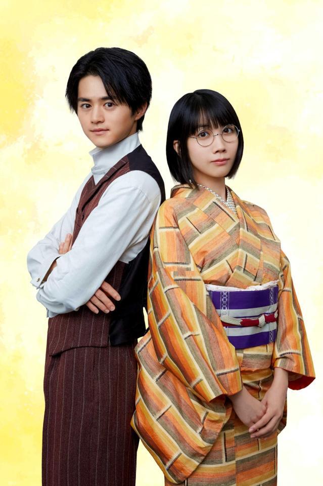 　フジテレビ系ドラマ「嘘解きレトリック」でＷ主演する鈴鹿央士（左）と松本穂香　©フジテレビ