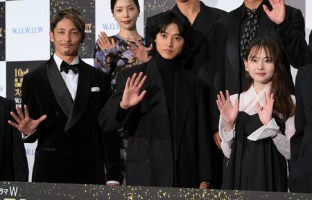 　ＷＯＷＯＷ「連続ドラマＷ　ゴールデンカムイ　－北海道刺青囚人争奪編－」完成披露試写会に登場した（左から）玉木宏、山﨑賢人、山田杏奈（撮影・伊藤笙子）