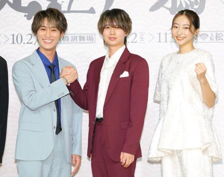 　笑顔で握手する（左から）橋本涼、井上瑞稀、武田玲奈（撮影・吉澤敬太）