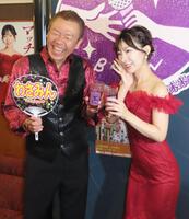 　新曲イベントで乾杯をする岩佐美咲（右）と玉袋筋太郎