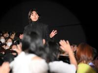 　ＷＯＷＯＷ「連続ドラマＷ　ゴールデンカムイ　－北海道刺青囚人争奪編－」完成披露試写会に客席からサプライズで登場した山﨑賢人（撮影・伊藤笙子）