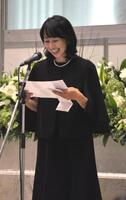 　笑顔で弔辞を読む東尾理子