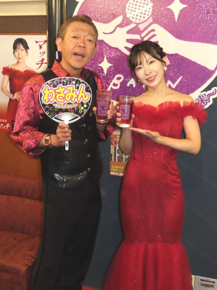 　新曲イベントに出席した岩佐美咲（右）と玉袋筋太郎