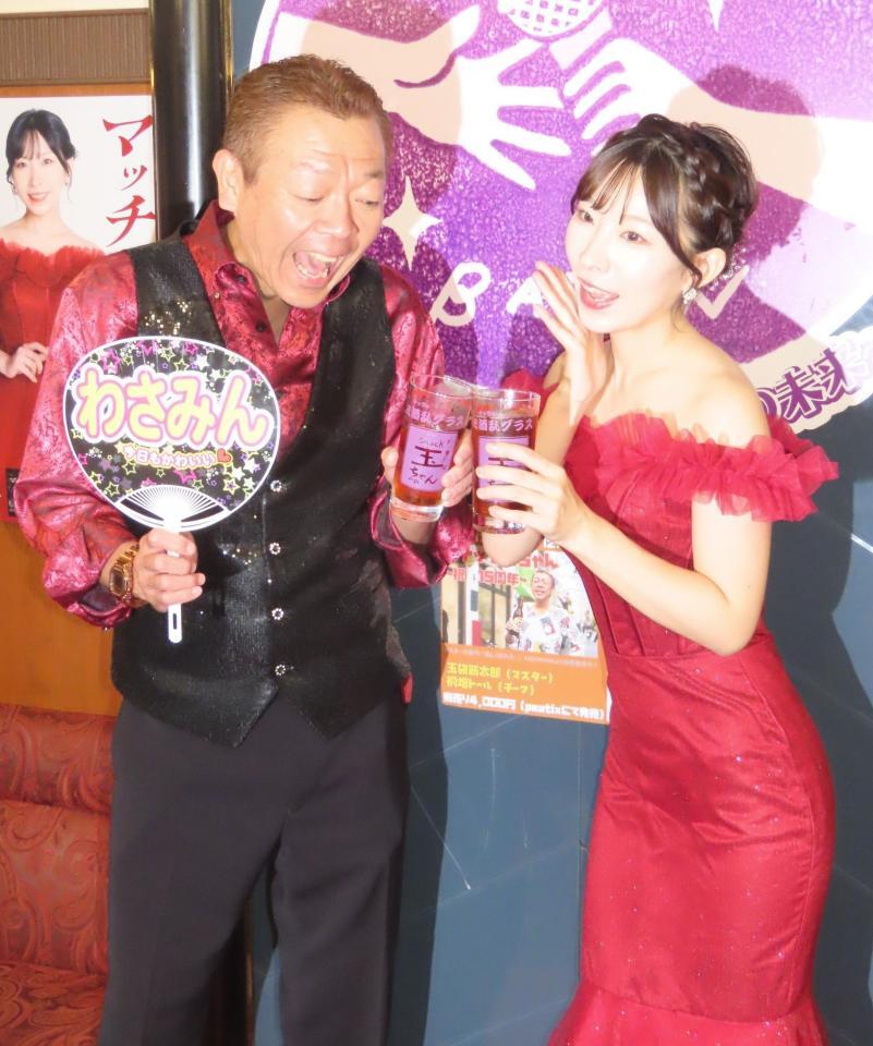 　新曲イベントで乾杯をする岩佐美咲（右）と玉袋筋太郎