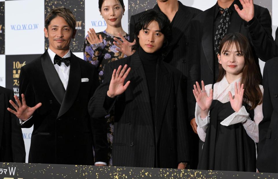 　ＷＯＷＯＷ「連続ドラマＷ　ゴールデンカムイ　－北海道刺青囚人争奪編－」完成披露試写会に登場した（左から）玉木宏、山﨑賢人、山田杏奈（撮影・伊藤笙子）