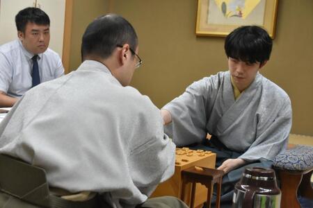 　対局を終えて感想戦を行う藤井聡太王位（右）と渡辺明九段