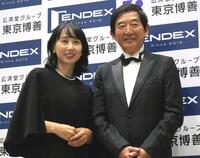 　笑顔で撮影に応じた石田純一（右）と東尾理子夫妻