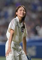 　始球式を務めた川口春奈＝２８日