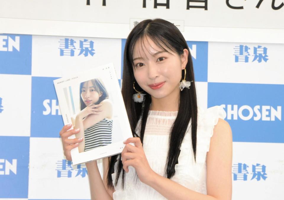 　「林佑香　１ｓｔ写真集　ＭＥＭＯＲＹ　ＬＡＮＥ：９２６１４」の発売記念イベントに登場した林佑香