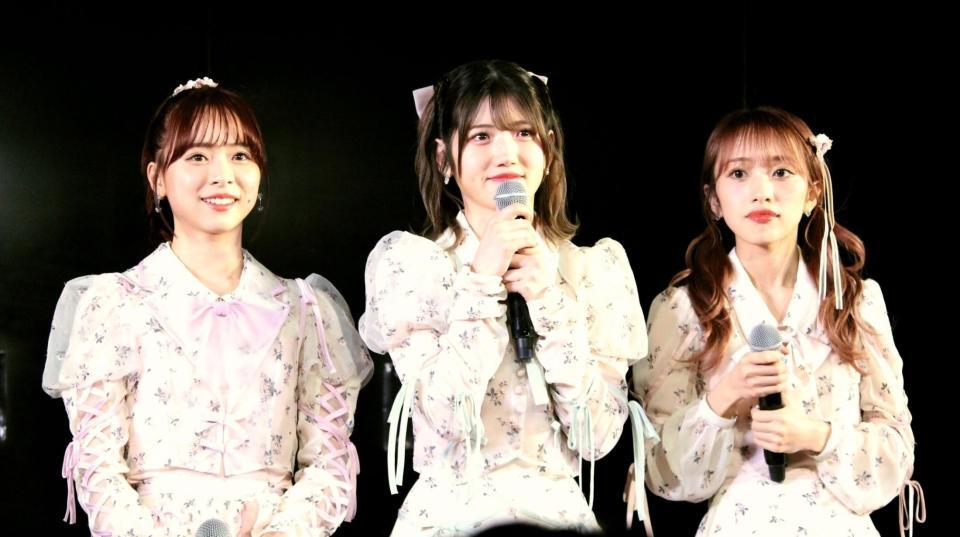 　公演後に取材に応じる（左から）ＡＫＢ４８の倉野尾成美、村山彩希、向井地美音