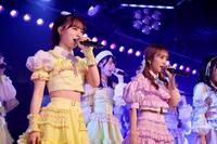 　現劇場での最終公演を開催したＡＫＢ４８の（前列左から）倉野尾成美と向井地美音　©ＡＫＢ４８