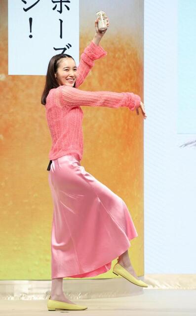 飯豊まりえ ビールの注ぎ方も甲子園売り子経験の鈴木亮平に大絶賛され