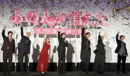 　（左から）水野格監督、袴田吉彦、北香那、高橋文哉、田中圭、坂井真紀、染谷将太