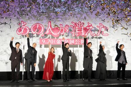 　映画「あの人が消えた」完成披露上映会に登場した（左から）水野格監督、袴田吉彦、北香那、高橋文哉、田中圭、坂井真紀、染谷将太