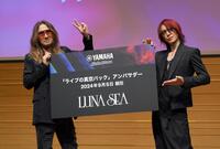 　発表会に出席したＬＵＮＡ　ＳＥＡのＪ（左）とＳＵＧＩＺＯ（ＲＹＵＩＣＨＩは体調不良のため欠席）＝撮影・伊藤笙子