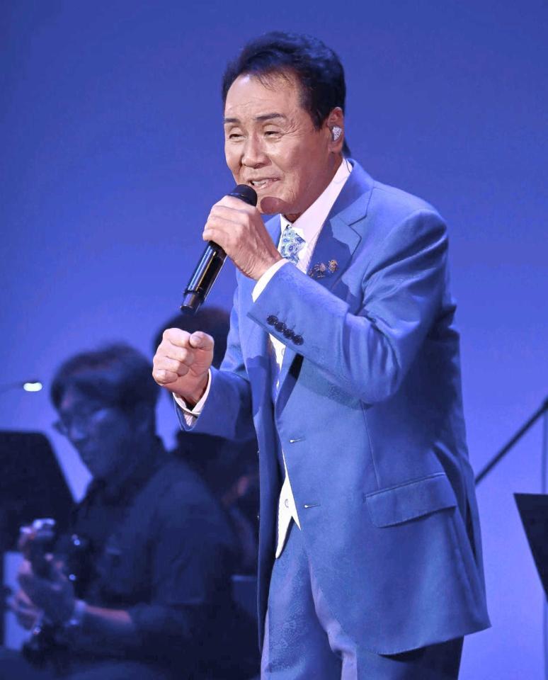 　スーパーライブを行った五木ひろし