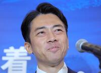 　自身の足りない点を指摘され、苦笑いする小泉進次郎元環境相（撮影・吉澤敬太）